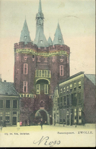 4018 PBKR3073 Sassenpoort na de restauratie 1894-1898, met links twee huizen ter linkerzijde (bakkerij van H. de ...