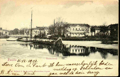 4027 PBKR0206 Stadsgracht ca. 1900, met schip, rechts Badhuis dokter Schaepman (gebouwd 1862) op de ...