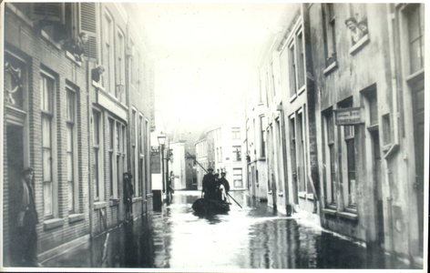 404 PBKR3632 De Steenstraat tijdens hoog water gezien vanaf de Melkmarkt in de richting van de Buitenkant, 1916. Rechts ...