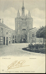 4235 PBKR3146 Sassenpoort, gezien uit het Van Nahuysplein voor de doorbraak van 1904, waarbij de twee panden (waaronder ...