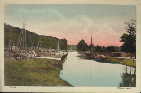 425 PBKR4188 Willemsvaart gezien vanaf de beide Katerveersluizen naar het noorden met veel wachtende ...