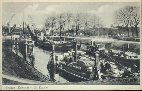 426 PBKR4189 Nieuwe (links, dubbele ophaalbrug die open staat) en oude (rechts) Katerveersluis aan het einde van de ...