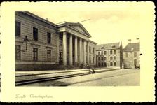 4263 PBKR0262 Blijmarkt ca. 1945. Van links naar rechts: Blijmarkt 20: Gerechtsgebouw (Paleis van Justitie); Blijmarkt ...