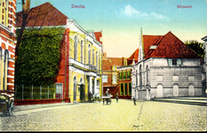 4268 PBKR0267 Blijmarkt ca. 1910. Links schouwburg Odeon, rechts de Luthersche Kerk. Man achter handkar straatventer. ...