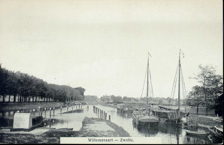 429 PBKR4192 Katerveersluizen met Willemsvaart naar het noorden gezien. Links de Oude Veerweg, rechts een aantal ...
