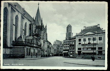 4327 PBKR1400 Grote Markt vanuit het noordoosten. Links de Grote Kerk met Hoofdwacht, middenachter zicht op de ...
