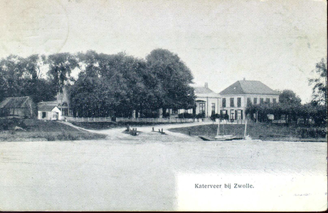 4352 PBKR1963 Gezicht vanaf de IJssel op de aanlegplaats van het Katerveer op de Zwolse oever. Links gebouwen bij de ...