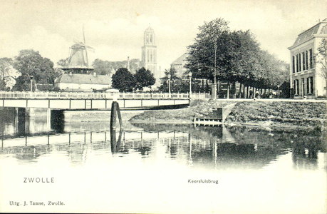4373 PBKR1985 Gezicht vanaf de Willemskade op de Keersluisbrug. Deze werd verwijderd toen in 1965-1966 de Willemsvaart ...