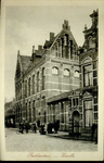 4399 PBKR2551 Gezicht vanaf de Oude Vismarkt op het postkantoor aan de Nieuwe Markt 1, ca. 1915. Het postkantoor werd ...