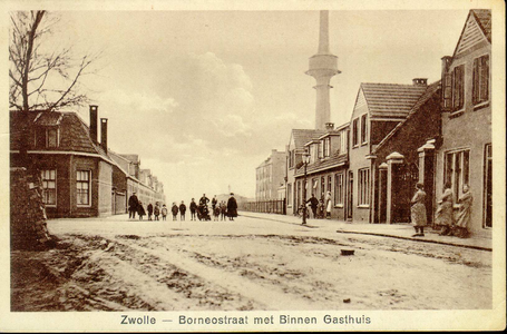 4468 PBKR0287 Borneostraat ca. 1935, met op de achtergrond de schoorsteen 'op de fabriek van Wulfing', een Duitse jood, ...