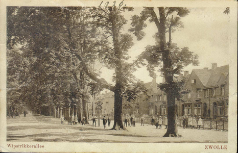 453 PBKR4216 Wipstrikkerallee 1920-1925 met bomen gezien naar het zuidoosten met een groot aantal kinderen. Op de weg ...