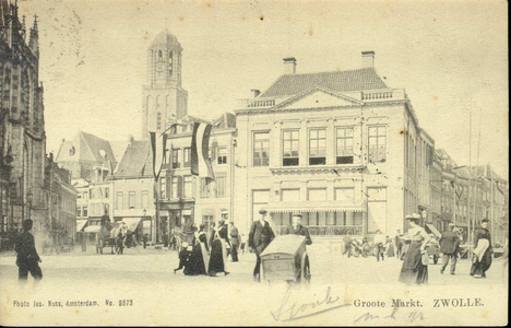 4545 PBKR1438 Grote Markt met zicht op de Harmonie, ca. 1900. De vlag hangt uit van Grote Markt 14 en 15 n.a.v. ...