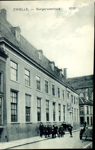 4637 PBKR0312 Broerenstraat 11, ca. 1915.Voorbij de hoek van de Nieuwstraat (uiterst links op de foto) bevond zich tot ...