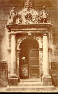 4638 PBKR0313 Broerenstraat 11, ca. 1910.Vrouw in Zwolse klederdracht in het poortje van het voormalige Hervormd ...