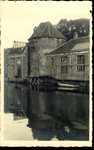 4656 PBKR0331 Middeleeuwse muurtoren Wijndragerstoren ca. 1935, aan de Waterstraat met links achterkant pakhuis van ...