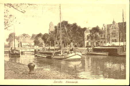 4685 PBKR0897 Stadsgracht met binnenvaartschepen, rechts Emmawijk, links Keersluisbrug, gezien vanaf de Willemskade, ...