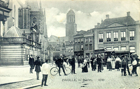4735 PBKR1484 De Grote Markt, vanuit het noordoosten met links de Grote Kerk en de Hoofdwacht, middenachter de ...