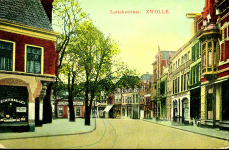 4931 PBKR2075 De Luttekestraat vanaf de hoek met de Voorstraat. De kaart is in 1913 afgestempeld, maar volgens het ...