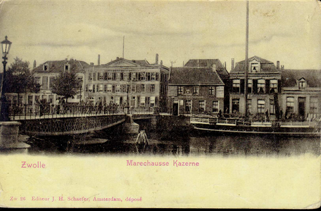 4967 PBKR2652 Vanaf de overzijde van de stadsgracht is de Beestenmarkt, later Harm Smeengekade, en de Pannekoekendijk ...