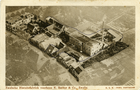 5115 PBKR2117 Luchtopname van de Zwolse Biscuitsfabriek, voorheen E. Helder en Co, in de Kamperpoort, Hoogstraat 7. ...