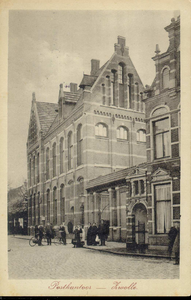 5161 PBKR2703 Het nieuwe postkantoor (geopend 1 september 1909) aan de Nieuwe Markt, gezien vanaf het Gasthuisplein ...