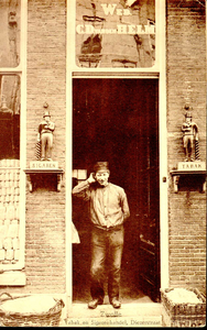 5284 PBKR2141 Tabak- en sigarenhandel van de firma Wed. C. D. van den Helm, Diezerstraat 56, circa 1910. Een man staat ...
