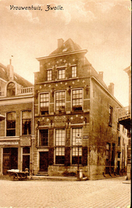 5300 PBKR2157 Gezicht op het Vrouwenhuis aan de Melkmarkt 53, ca. 1910-1911. Het vrouwenhuis werd gesticht in 1742. Na ...