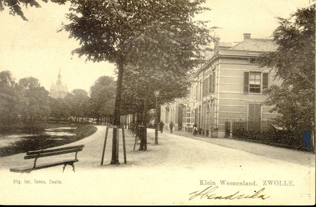 5387 PBKR0485 Het Klein Wezenland (vanaf 1933 Burgemeester Van Roijensingel) met een bankje op de voorgrond, in de ...