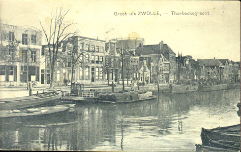 5581 PBKR1073 De Thorbeckegracht met binnenvaartschepen, gezien vanaf de Buitenkant, ca. 1925. Op de achtergrond de ...