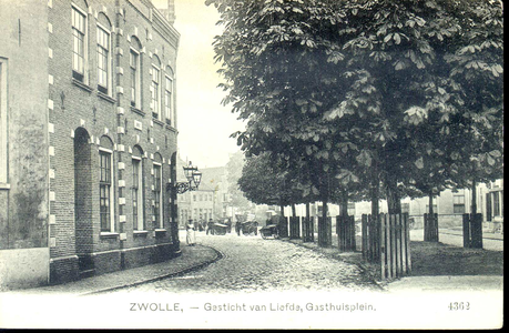 5587 PBKR1079 Gasthuisplein ca. 1915-1920. De bestrating bestaat op deze foto nog uit keien, terwijl de kastanjes ...