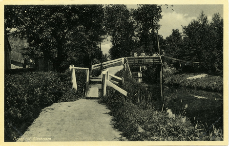 560 PBKR5951 Toeristen op brug over gracht in Giethoorn. De kaart is in 1937 afgestempeld., 1930-00-00
