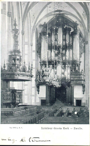 5626 PBKR1656 Grote Kerk, interieur 1906. Kerkbanken, preekstoel, kroonluchter met zicht op het orgel., 1905-00-00