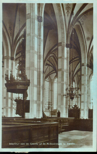 5632 PBKR1662 Grote Markt 18, Grote Kerk, interieur ca. 1935. Tussen hoge pilaren zijn preekstoel en kroonluchter, en ...