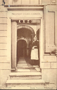 5657 PBKR2228 Melkmarkt 53: Vrouwenhuis, hoofdingang van het Vrouwenhuis, ca. 1915. In de deur staat een bewoonster. ...