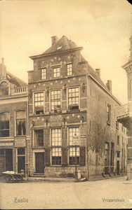 5663 PBKR2234 Gezicht op het Vrouwenhuis aan de Melkmarkt 53, ca. 1915. Het vrouwenhuis werd gesticht in 1742. Na de ...