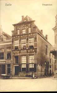 5664 PBKR2235 Melkmarkt 53, Het Vrouwenhuis, ca. 1915. Het Vrouwenhuis werd gesticht in 1742. Rechts Korte ...