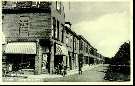 5739 PBKR0550 Deventerstraatweg ca. 1935, met op de voorgrond Deventerstraatweg 48, winkel kruidenier D. van der Kolk ...