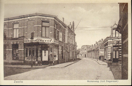 5835 PBKR2263 Gezicht op de Molenweg vanuit het oosten, ca. 1930. Links op de hoek met de Van Ittersumstraat ligt de ...