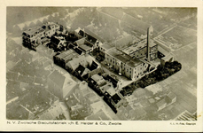 5901 PBKR0010 Luchtopname van de Kamperpoort, 1925, van midden maar rechts de Hoogstraat met de Zwolse Biscuitfabriek ...