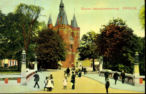 6011 PBKR1732 De Sassenpoortenbrug, ca. 1910 die in 1908 gereed kwam werd ontworpen door stadsarchitect L.Krook. Het ...