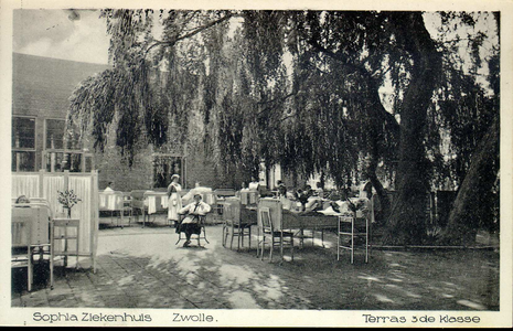 6063 PBKR2868 Rhijnvis Feithlaan, Sophia Ziekenhuis, 1925. In de tuin geparkeerde bedden met stoelen, nachtkastjes en ...