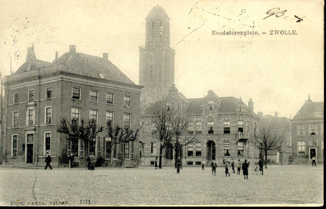6083 PBKR2888 Gezicht op de zuidwestelijke gevelwand van het Rodetorenplein, met de Peperbus op de achtergrond. Links ...