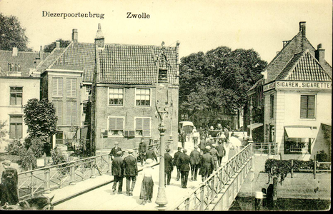 6136 PBKR0601 De Diezerpoortenbrug gezien vanaf de Diezerstraat richting Diezerpoortenplas, ca. 1920. In het pand ...