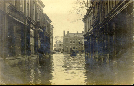 6283 PBKR2907 Hoog water (1916) in de Roggenstraat (links nrs 31-35) gezien naar de Vispoorten(draai) brug. In het ...