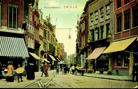 6350 PBKR0635 De Diezerstraat gezien vanaf de Grote Markt, ca. 1915. In het plaveisel de rails van de paardentram. De ...