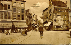 6353 PBKR0638 De Diezerstraat gezien vanaf de Grote Markt, ca. 1922-1929. Op de voorgrond de rails van de paardentram. ...