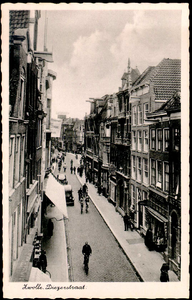 6361 PBKR0646 De Diezerstraat vanaf de Grote Markt, 1926. De linker gevelrij wordt gedomineerd door een grote reclame ...