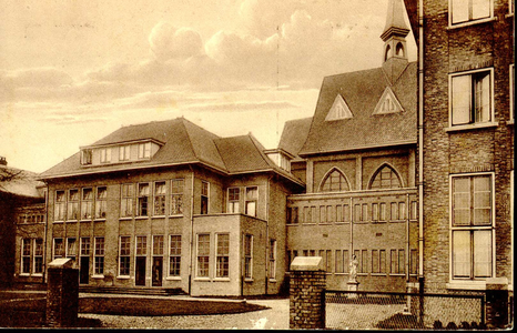 6400 PBKR1221B De uitbreiding van het R.K. ziekenhuis aan de Blekerstraat. Rechts naast de kapel stond het zusterhuis. ...
