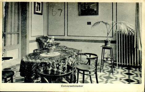 6410 PBKR1231 Conversatiekamer in R.K. ziekenhuis aan de Blekerstraat. Of het in het oude gedeelte uit 1902 (aangebouwd ...