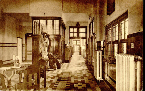 6411 PBKR1232 De hal in het oude gedeelte uit 1902 van het R.K. ziekenhuis aan de Blekerstraat. Dat was aangebouwd aan ...